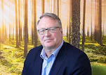 Paperiliiton puheenjohtaja Petri Vanhala kaipaa myös työnantajapuolelta sitoutumista siihen, että suomalaisen teollisuuden tulevaisuutta turvataan eikä vain uhkailla poisviennillä.