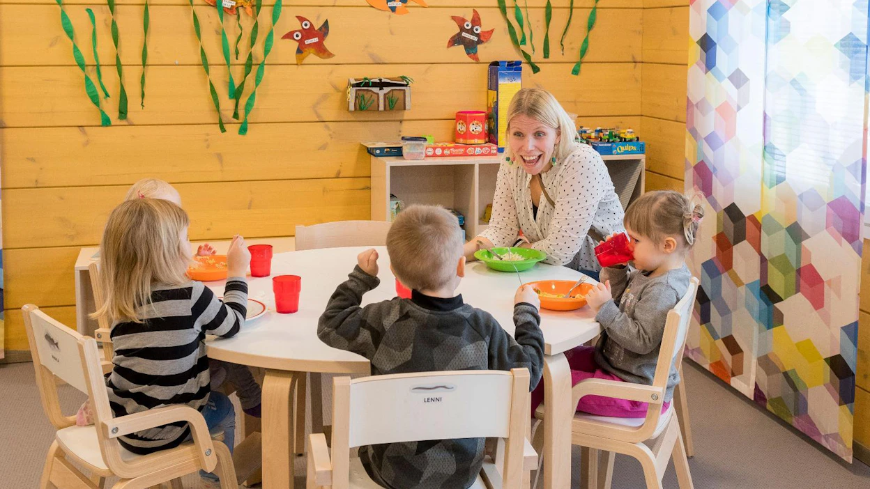 Päiväkoti Kurjessa on panostettu akustiikkaan, eikä ruokahetkikään ole meluisa.