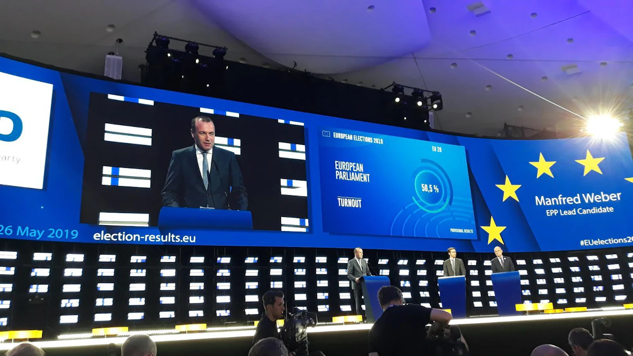 Suurimman EU-ryhmän kärkiehdokas Manfred Weber puhui toimittajille sunnuntain ja maanantain välisenä yönä Brysselissä.