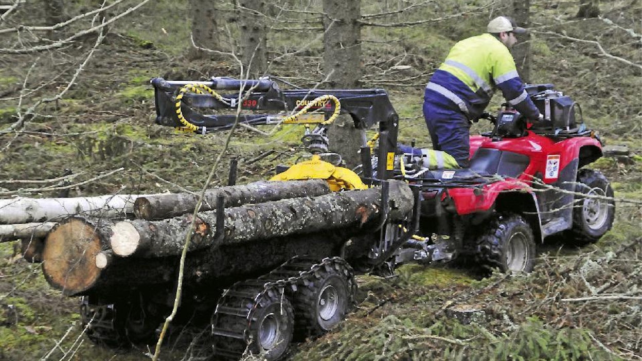 Tuulenkaatojen ja savotan jättöpuiden keruussa mönkijän kuormaajavaunu pääsee oikeuksiinsa. Vedon avulla kuorman kokoa voi kasvattaa ja eteneminen on varmempaa.