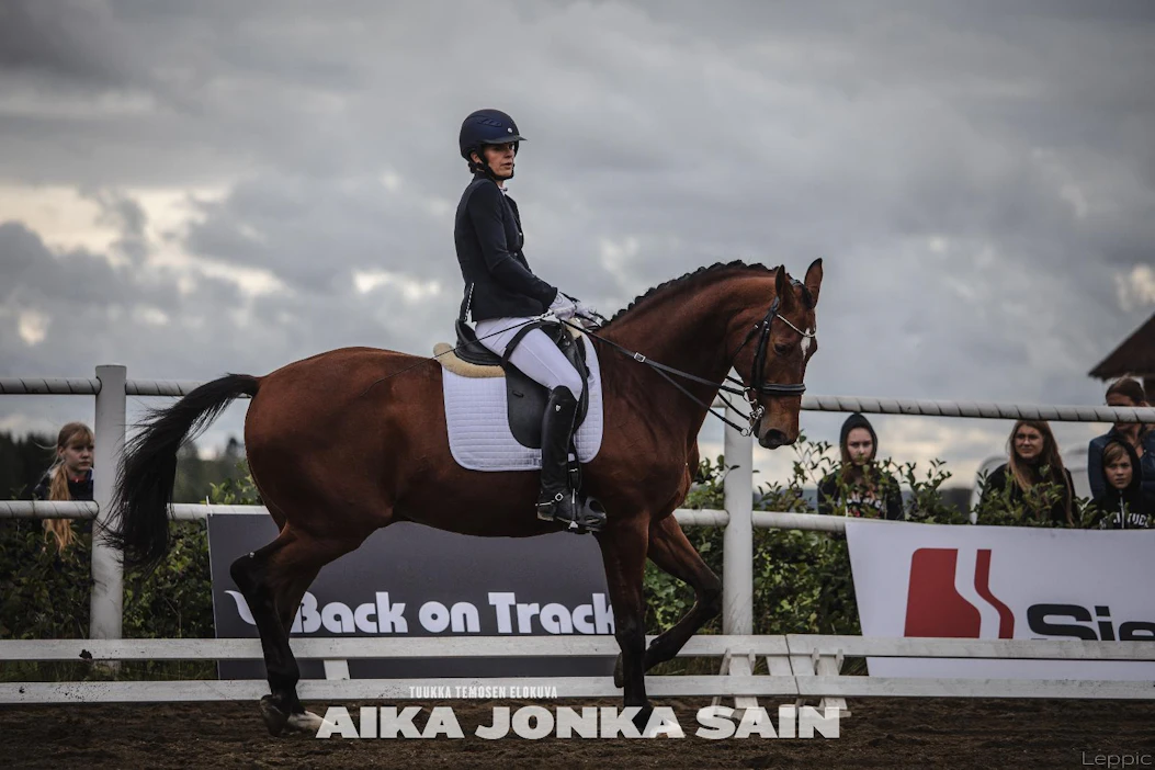 Olga Temonen on tehnyt suuren työn paneutumalla elokuvan Jaanana jaloistaan halvaantuneen pararatsastajan erilaiseen fysiikkaan. Hän ratsastaa jalat teipattuina satulaan.