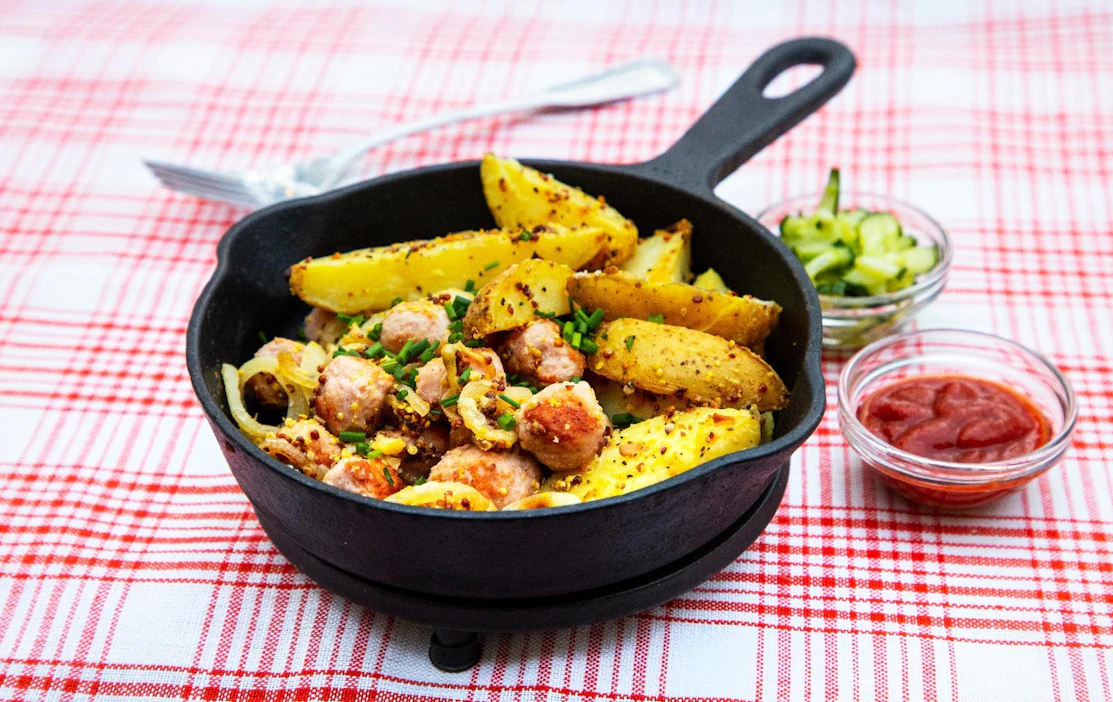 Makkaraperuna-annos maustetaan tuttuun tapaan ketsupilla. Lisäpotkua kaipaavat valitsevat chilillä maustetun ketsupin.