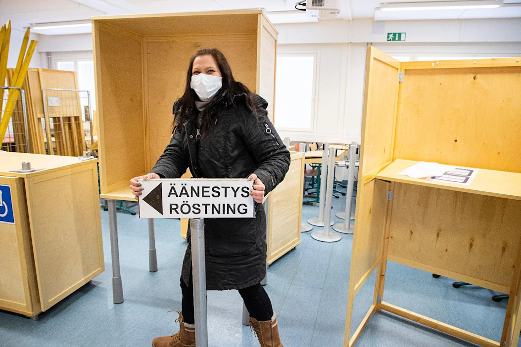 Kuntavaalien ennakkoäänestys alkaa tänään ja se kestää 8.6. asti. Suunnitteluavustaja Anna Palander-Kuukasjärvi tarkisti huhtikuussa vaaleihin liittyviä tarvikkeita Lohjan kaupungin varastossa.