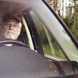 Nykyhetken Hannu Karpo esiintyy dokumentissa lähinnä auton ratissa istuen ja menneitä muistellen.