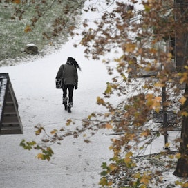 Lumisade alkaa Suomen lounaisosissa, jonka jälkeen luminen vyöhyke leviää Uudeltamaalta Keski-Pohjanmaan korkeudelle.