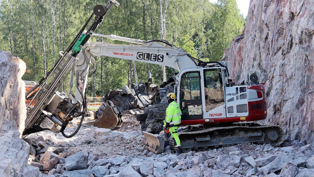 Radio-ohjauksen ansiosta kuljettajalla on aina paras näkyvyys poralaitteelle, mikä nostaa työn tuotavuutta. Kevyt poralaite mahdollistaa koko kaivinkoneen ulottuvuuden hyödyntämisen.