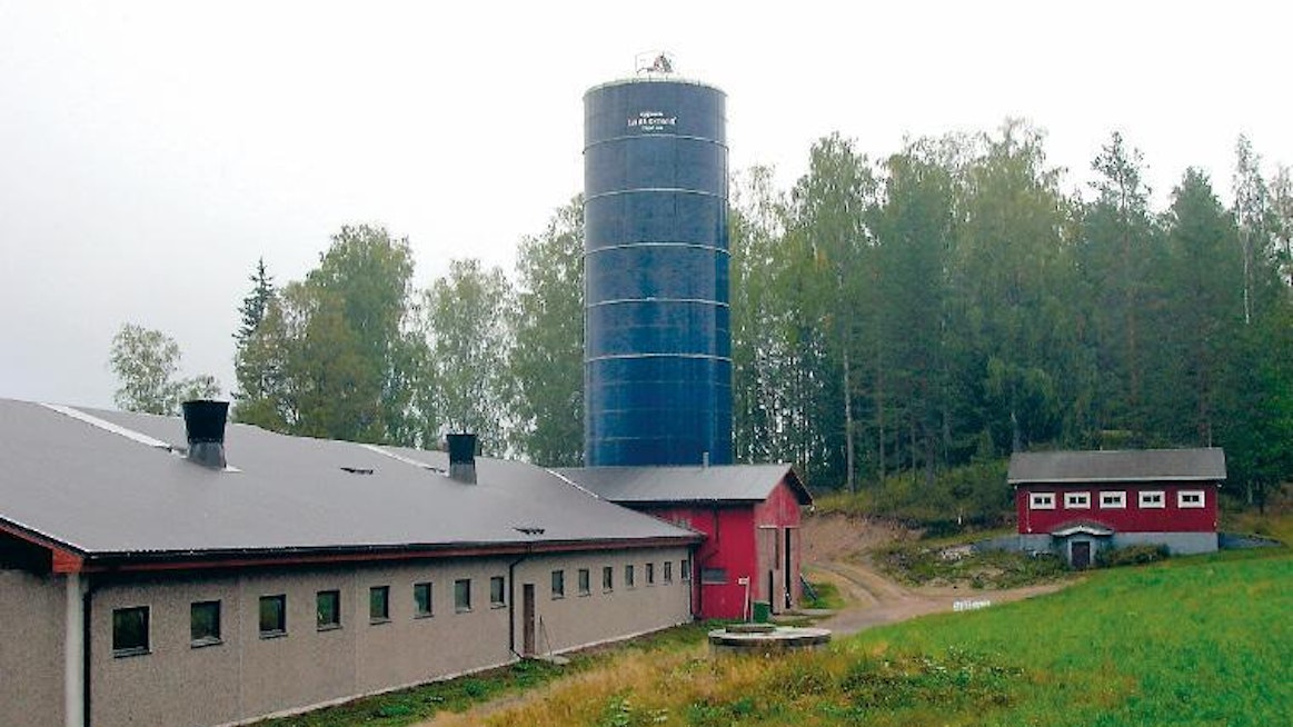 Siilo on sijoitettu toiminnallisesti hyvään paikkaan, sikalan päätyyn.