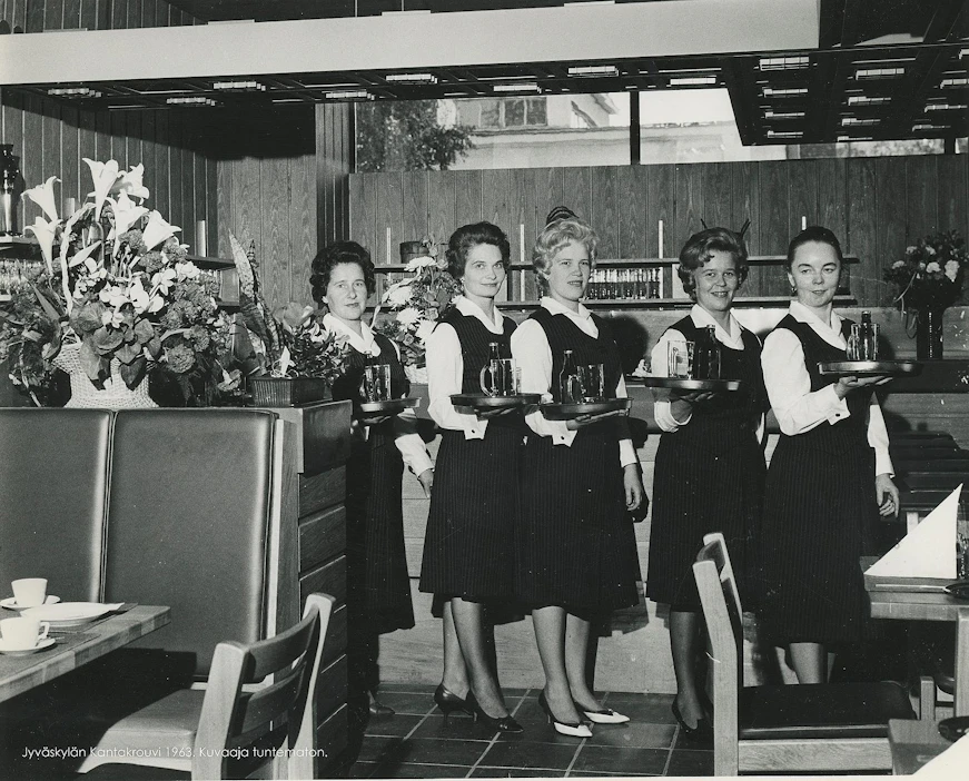 Tarjoilijat kantoivat asiakkaille olutta Jyväskylän Kantakrouvissa vuonna 1963. Olutravintolat muuttivat suomalaista juomakulttuuria 1960-luvulla.