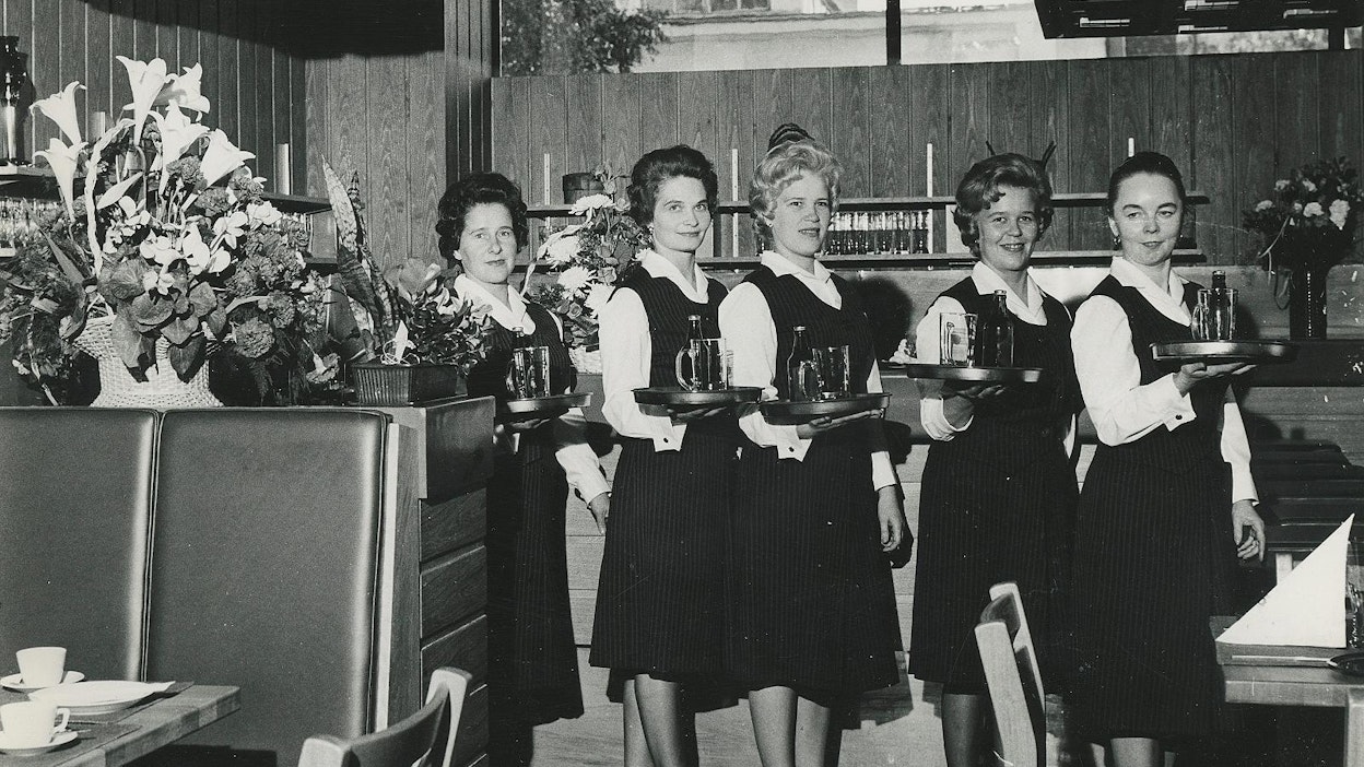 Tarjoilijat kantoivat asiakkaille olutta Jyväskylän Kantakrouvissa vuonna 1963. Olutravintolat muuttivat suomalaista juomakulttuuria 1960-luvulla.
