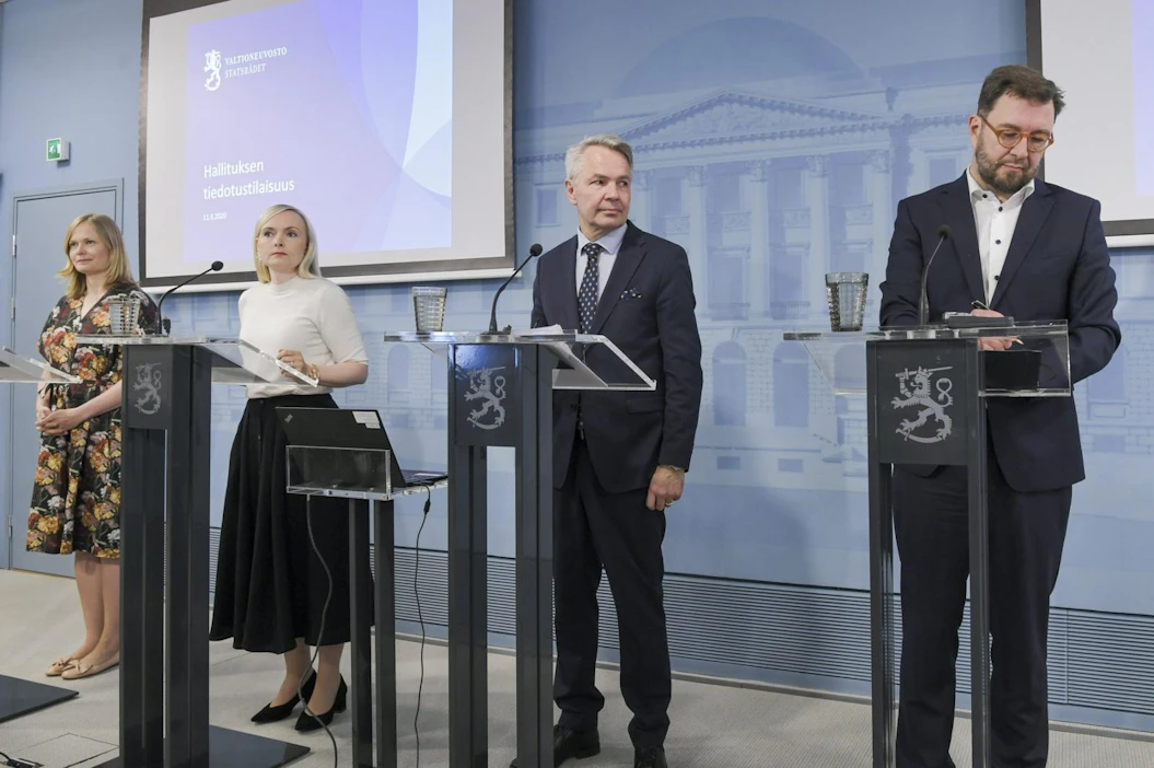 Ylen mukaan hallitus neuvottelee tiistaina koronaepidemian takia asetetuista matkustusrajoituksista. LEHTIKUVA / Markku Ulander