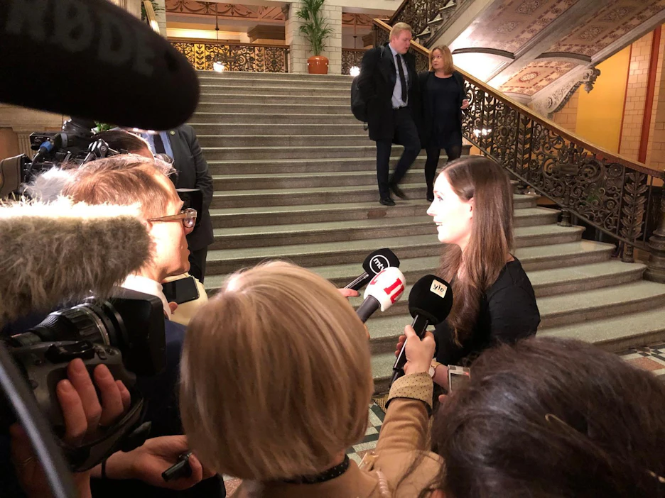 Keskustan eduskuntaryhmän puheenjohtaja Antti Kurvinen on tuttu näky Säätytalolla. Kuva on maaliskuulta, jolloin pääministeri Sanna Marin (sd.) kertoi medialle valmiuslain käyttöönotosta.