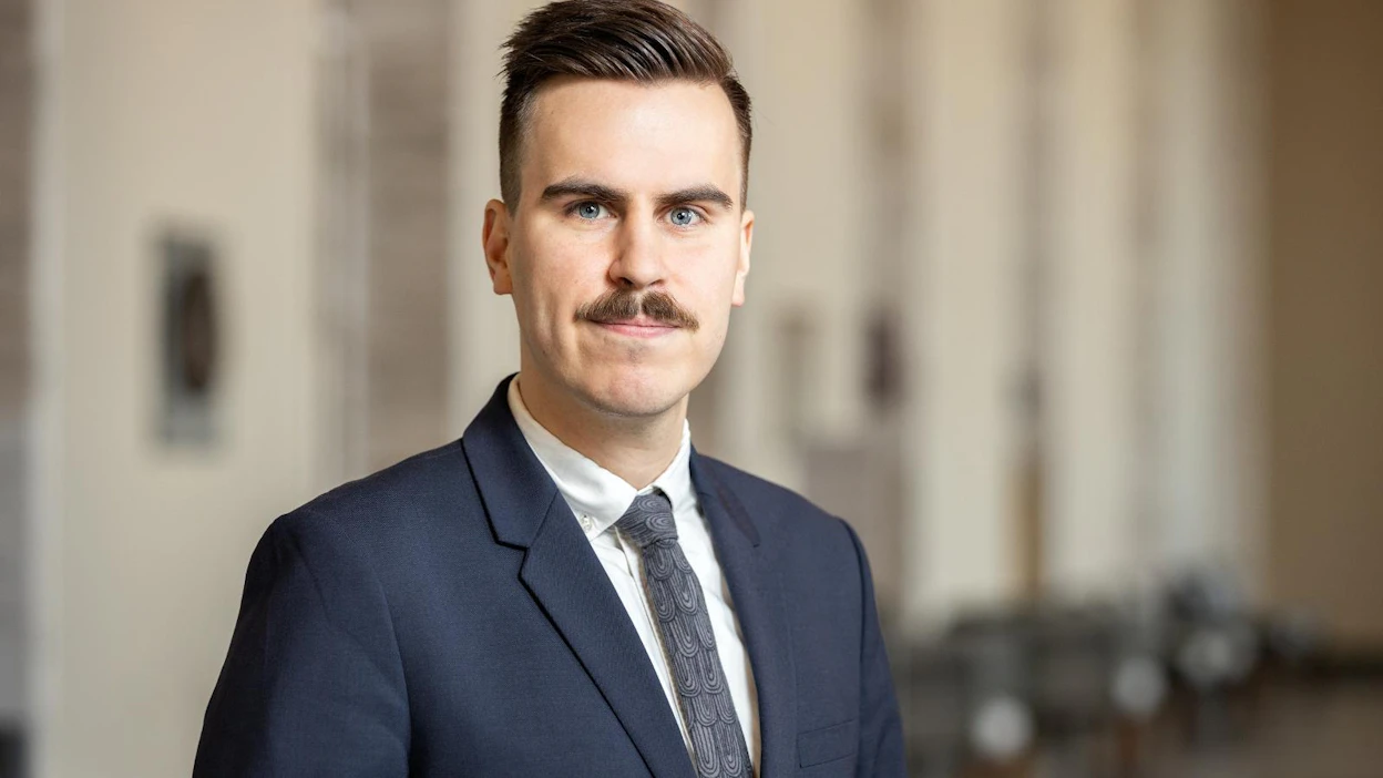 Oikeustieteen opiskelija ja lääkeanalyytikko Matias Mäkynen nousi kansanedustajaksi joulukuussa Vaasan vaalipiiristä Jutta Urpilaisen siirryttyä komissaariksi. Tiistaina 30 vuotta täyttänyt Mäkynen oli keväällä kolme kuukautta isyys- ja vanhempainvapaalla.