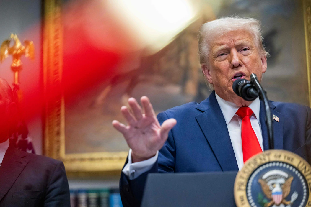 Bloombergille puhuneen virkamieslähteen mukaan Yhdysvaltain sotilaallinen tuki Ukrainalle keskeytetään, kunnes Ukrainan johtajat ovat presidentti Donald Trumpin näkemyksen mukaan esittäneet vilpittömän sitoutumisensa rauhaan. LEHTIKUVA/AFP.