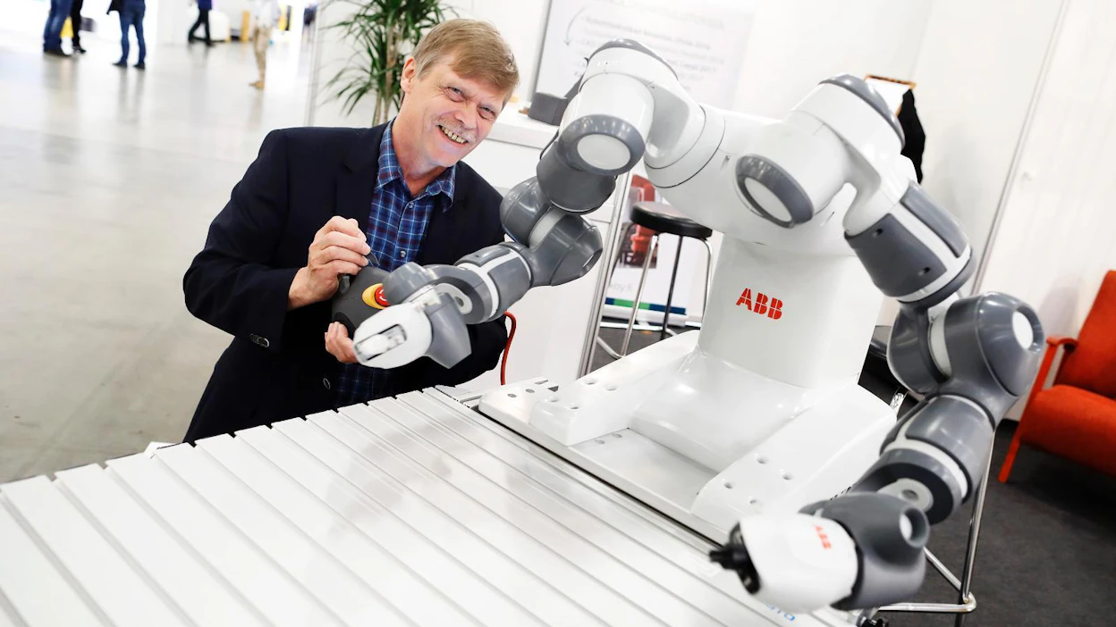 TEAK Teknologiakeskus Oy:n koulutussuunnittelija Juha Koivula esitteli Jyväskylän puumessuilla ABB-yhteistyörobottia "IRB 14 000", joka soveltuu esimerkiksi puusepänteollisuuteen.