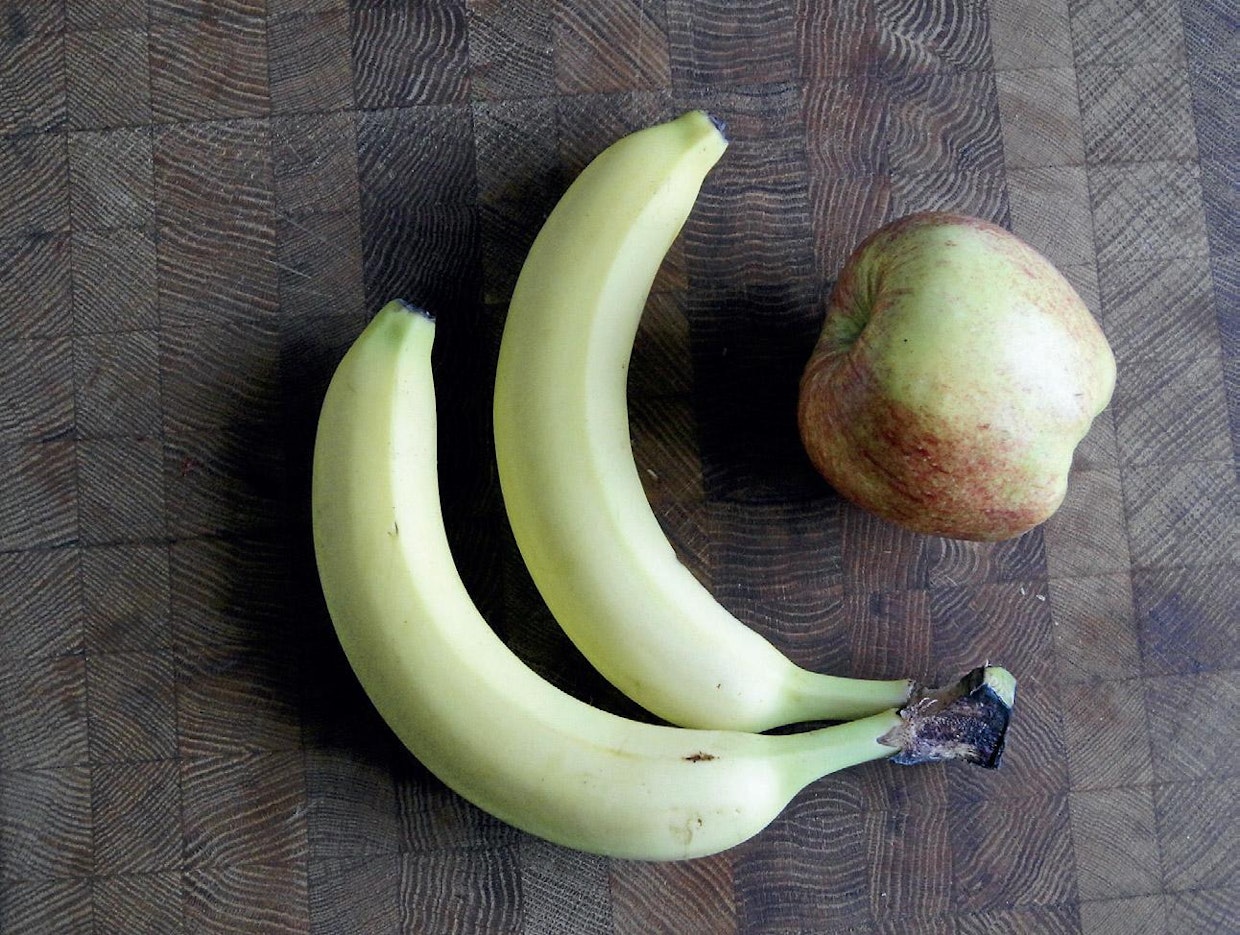 Aterioiden välillä tulisi olla korkeintaan neljä tuntia, jotta verensokeri ei heilahtele liikaa. Välipalan syöminen pitää yllä ruokailurytmiä, kun nälkä ei pääse missään vaiheessa sietämättömän suureksi. Hedelmistä, kuten banaanista tai omenoista, saa helposti mukana kulkevan välipalan, jotka säilyvät useamman päivän hyvänä vaikka koneen ohjaamossa.