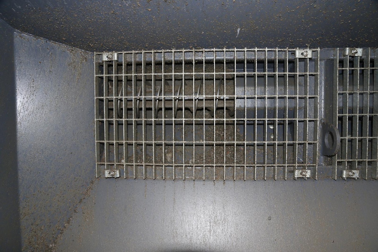 Kauhan sisällä on irrotettava seulaverkko. Serco Vilho LKS on suunniteltu sepelin ja suolan sirotteluun, hiekkaa käytettäessä laite tukkiintuu.