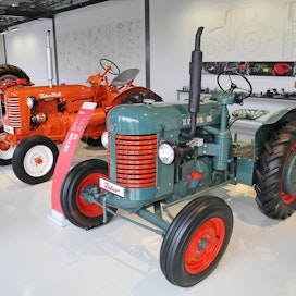 Edessä Zetor 15 ja takana oranssi Zetor 25 A. Yksisylinterisen Zetor 15 teho oli tyyppinimen mukaisesti 15 hv. Sitä valmistettiin ainoastaan vuosina 1947 ja 1948. Valmistus lopetettiin, koska tehtaalla tarvittiin tuotantokapasiteettia suosittujen 25-mallien valmistukseen. Zetor 25 -traktoria ja sen A-, K- ja T- malleja valmistettiin vuosina 1946–1961 yhteensä peräti 158 570 kpl. Zetorien värit ovat vaihdelleet. Japaniin viedyt Zetorit maalattiin oranssilla. Sotien jälkeen traktorit maalattiin armeijan ylijäämävaraston väreillä. Itäblokkiin myytyjen traktoreiden väriksi vakiintui sininen ja länteen vietävien punainen.