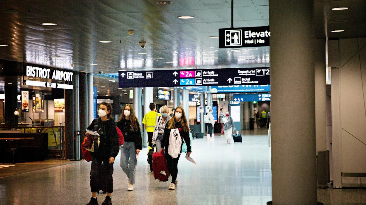 Helsinki-Vantaan lentokentällä moni suojautui torstaina hengityssuojaimin. Lentoaseman henkilökunnalla on maskipakko. Finavia suosittelee vahvasti, että myös matkustajat käyttävät maskia.