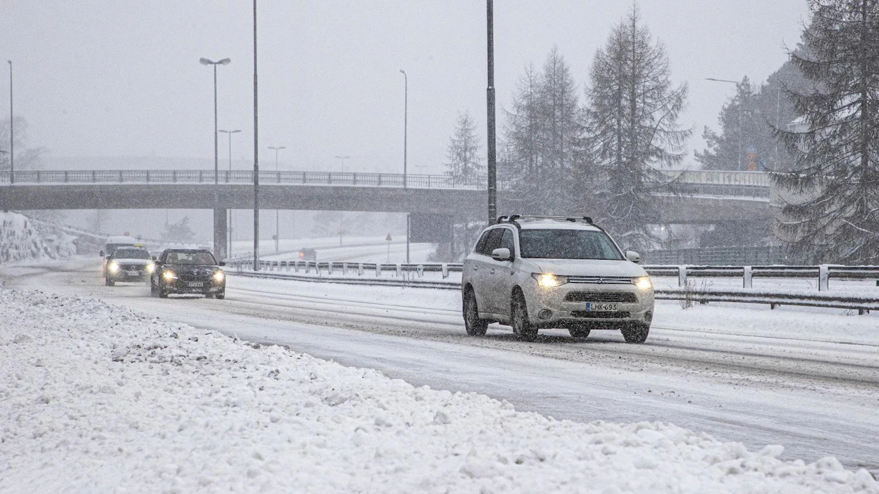 Aloitteen mukaan polttoaineveron korotukset vaikuttavat erityisesti työssäkäyviin sekä syrjäseuduilla asuviin.