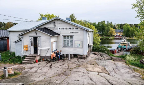 Kesäisin Haapasaaren asukasmäärä moninkertaistuu. Se tietää kiirettä saaren osuuskaupalle.