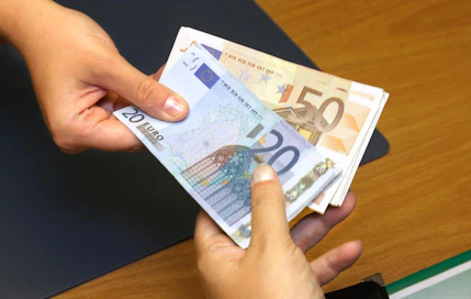 Väärennetyn setelin voi tunnistaa parhaassa tapauksessa näppituntumalla ja paljain silmin. Kuvan rahat ovat aitoja.