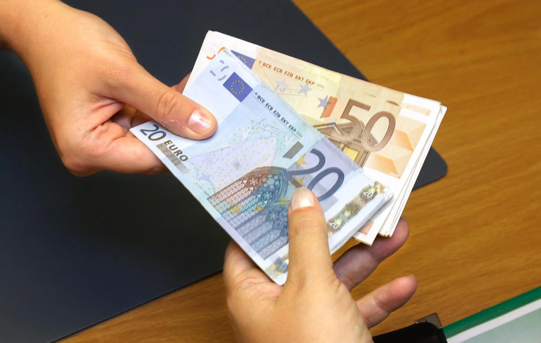 Väärennetyn setelin voi tunnistaa parhaassa tapauksessa näppituntumalla ja paljain silmin. Kuvan rahat ovat aitoja.