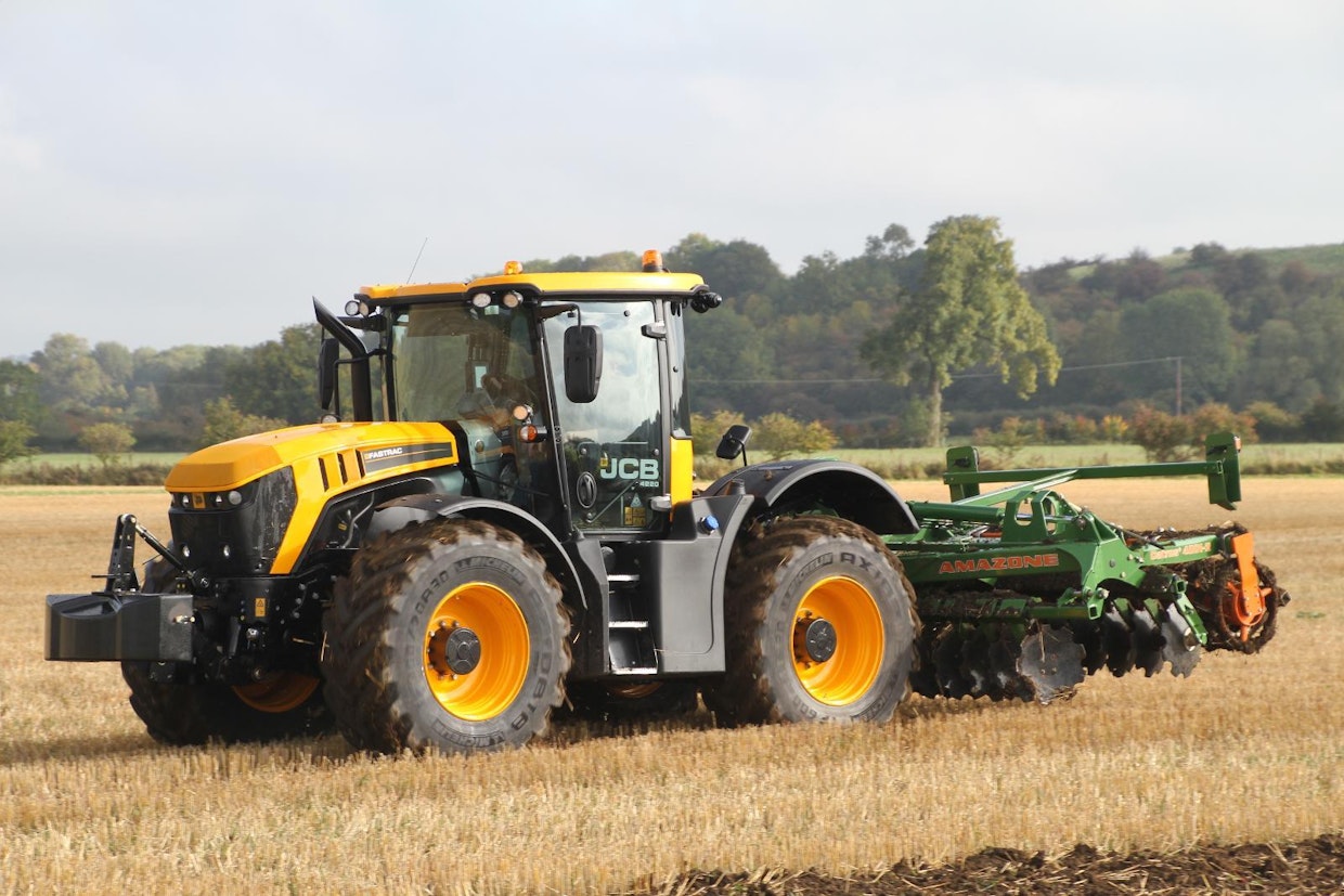 JCB 4200 -sarjan traktorit ovat hyviä ajaa sekä pellolla että tiellä.Traktori on suunniteltu 60 km/h nopeudelle, vakiona on etu- ja taka-akseliston jousitus sekä ABS-jarrut.