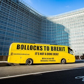 Euroopan komission eteen Brysseliin oli parkkeerattu torstaina bussi, jossa luki &quot;brexit hiiteen - sopu ei ole valmis!&quot;