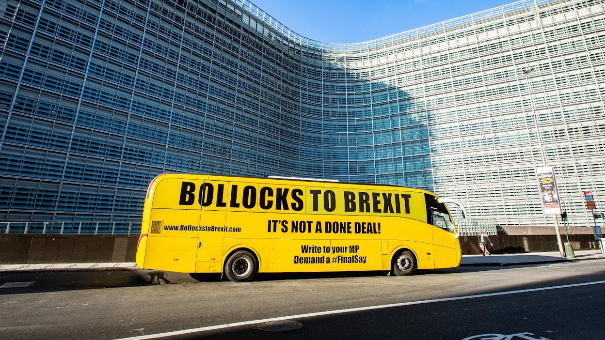 Euroopan komission eteen Brysseliin oli parkkeerattu torstaina bussi, jossa luki &quot;brexit hiiteen - sopu ei ole valmis!&quot;