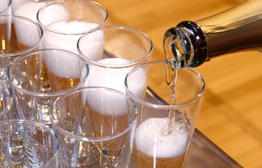 Kuohuviiniä annostellaan yleensä valmiina tuotteena pullosta. SodaStreamin uutuus tuo tarjolle tiivisteen, josta voi valmistaa kuohuviinin kaltaista juomaa tarvittavan määrän sekoittamalla tuotetta hiilihapotettuun veteen.