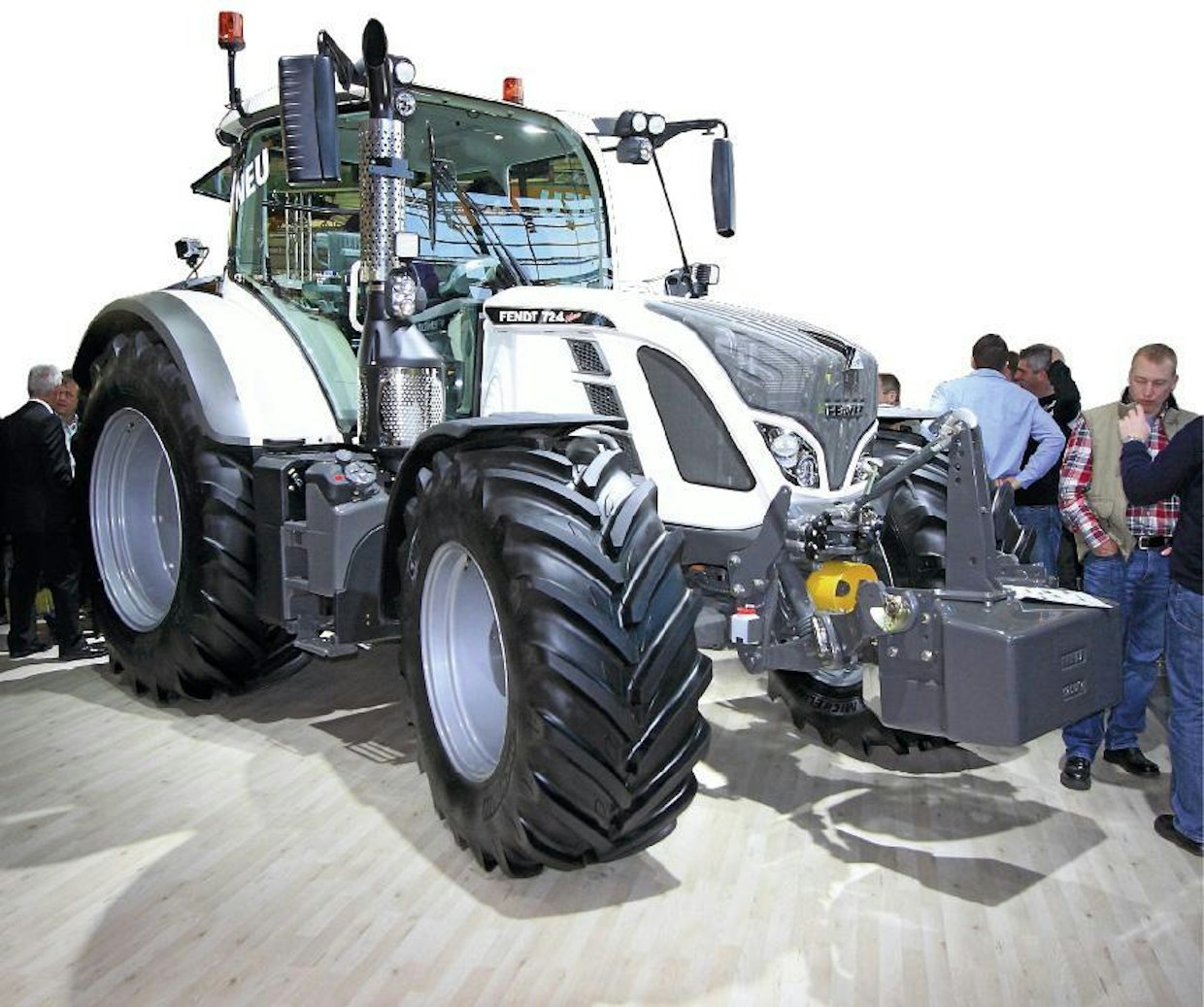 Fendt toi Agritecnica-näyttelyyn valkoisia traktoreita. Väri symboloi uusien mallien puhdasta moottoritekniikkaa. Kattoon asti ulottuvalla etulasilla varustettu VisioPlus-ohjaamo on nyt saatavissa myös pienempiin, 714–718-malleihin (UO)