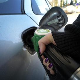 95-oktaanisen bensiinin keskihinta oli koko maassa eilen 1,53 euroa litralta. LEHTIKUVA / Timo Jaakonaho