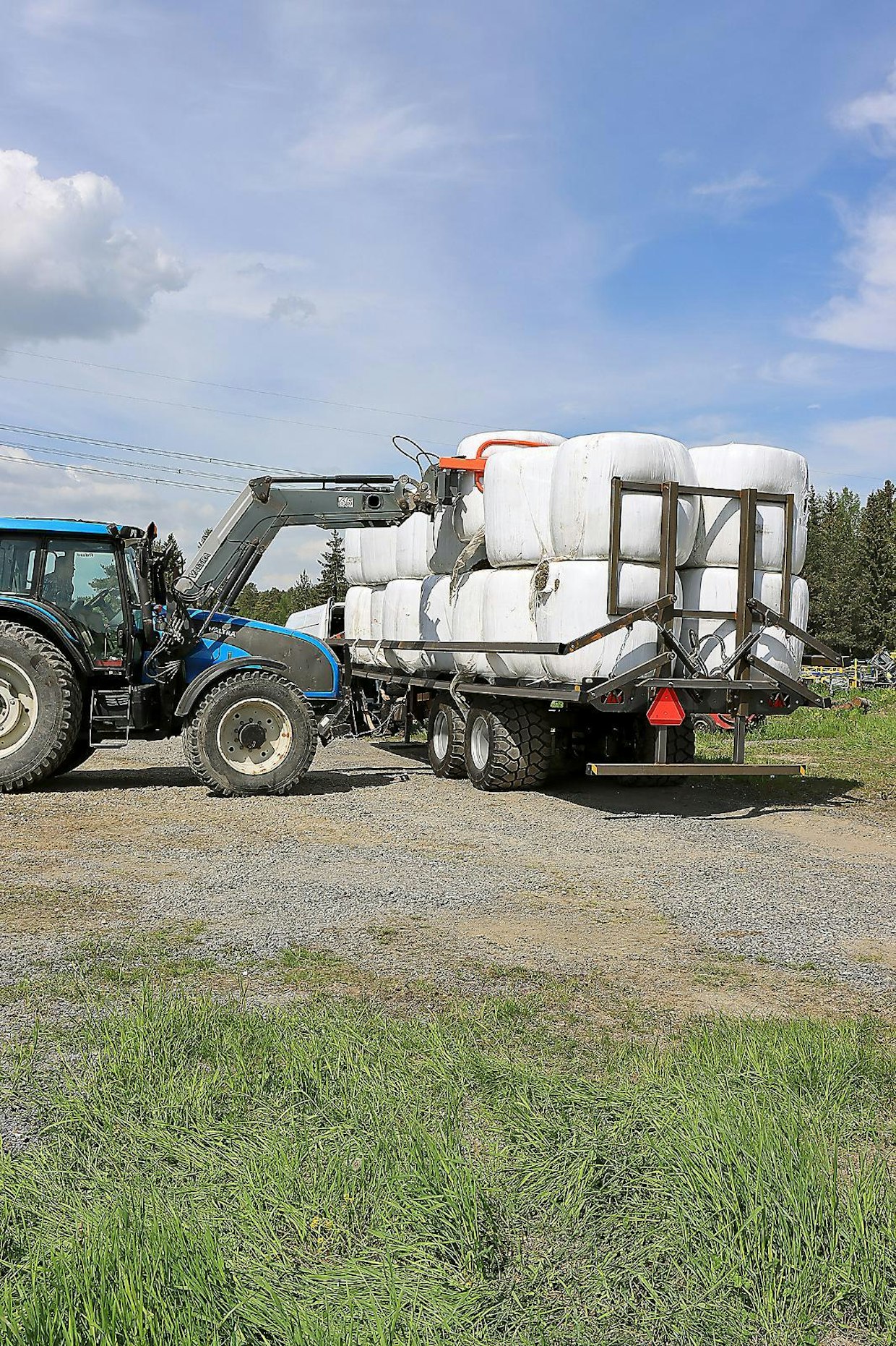 Testivaunu kuormattiin 28:lla heinäpaalilla kahteen kerrokseen, halkaisijaltaan 120-senttisen paalin paino oli keskimäärin 740 kg/paali.