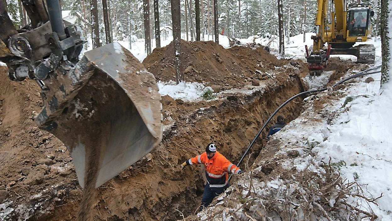 Skåldön vesiosuuskunnan rakentaa Skåldön saarelle runkolinjan, jossa kulkee painevesiviemäri, juomavesiputki ja valokuitukaapeli. Jorma Mustonen (EI KUVASSA) peittää kaivantoa Markus Töntsin varmistellessa, että putket asettuvat hyvin kaivannon pohjalle. Stefan Mannström kaivaa uutta uraa (oik).
