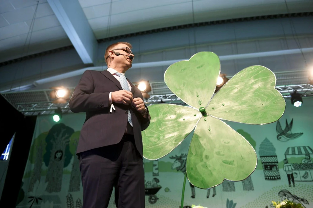 Sipilä esitteli puheen aluksi seuraavien vaalien kakkaran, joka on hänen mukaansa "Luottamuksen apila". LEHTIKUVA / Martti Kainulainen