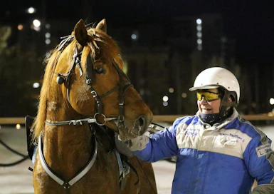 Ilon Vilistys palkitsi Matti Simolan vuosikymmeniä kestäneen raviurheilu-uran.