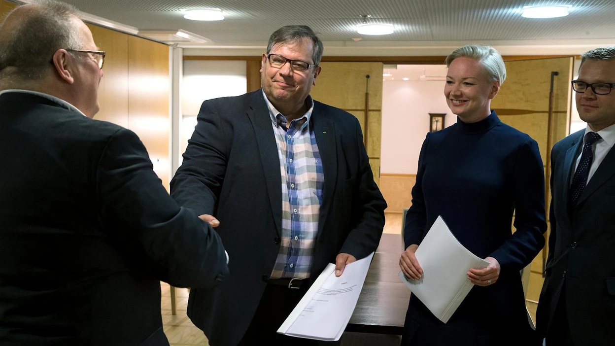 Ari Hämäläinen (vas.) luovutti maitoadressin MTK:n tiloissa järjestetyssä tilaisuudessa 11.6. Hämäläistä kättelee MTK:n maitovaliokunnan puheenjohtaja Eero Isomaa. Hänen vieressään johtaja Elli Siltala Valiolta ja Sami Kilpeläinen Arla Suomesta. Kuvasta puuttuu S-ryhmän kaupallinen johtaja Ilkka Alarotu, joka kuului adressin vastaanottajiin.