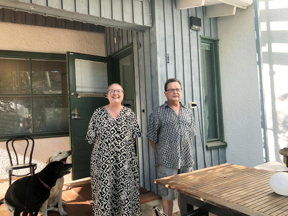 Nanneli Pallasmaa ja Kari Laamanen ovat viihtyneet olkisavi-harkoista tehdyssä talossaan alusta saakka.