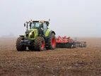 Claas 800- sarja uudistettiin vuonna 2013. Se, ja vuonna 2011 esitelty Claas 900, ovat ensimmäiset tällä hetkellä tuotannossa olevat mallisarjat, jotka perustuvat kokonaan Claasin suunnitteluun. Renaultin perinne näkyy lähinnä ohjaamon jousituksessa, jota Claas on toki kehittänyt edelleen. Moottori on kuitenkin vaihtunut, näissä malleissa se on FPT (Fiat Power Technologies).