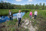 Riistakeskuksen Ohto Salo (vas.), Polarian Timo Karhula, maanomistajat Sari ja Simo Torniainen ovat tehneet tiivistä yhteistyötä kosteikkohankkeen parissa.