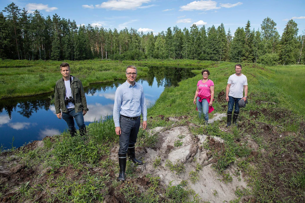 Riistakeskuksen Ohto Salo (vas.), Polarian Timo Karhula, maanomistajat Sari ja Simo Torniainen ovat tehneet tiivistä yhteistyötä kosteikkohankkeen parissa.
