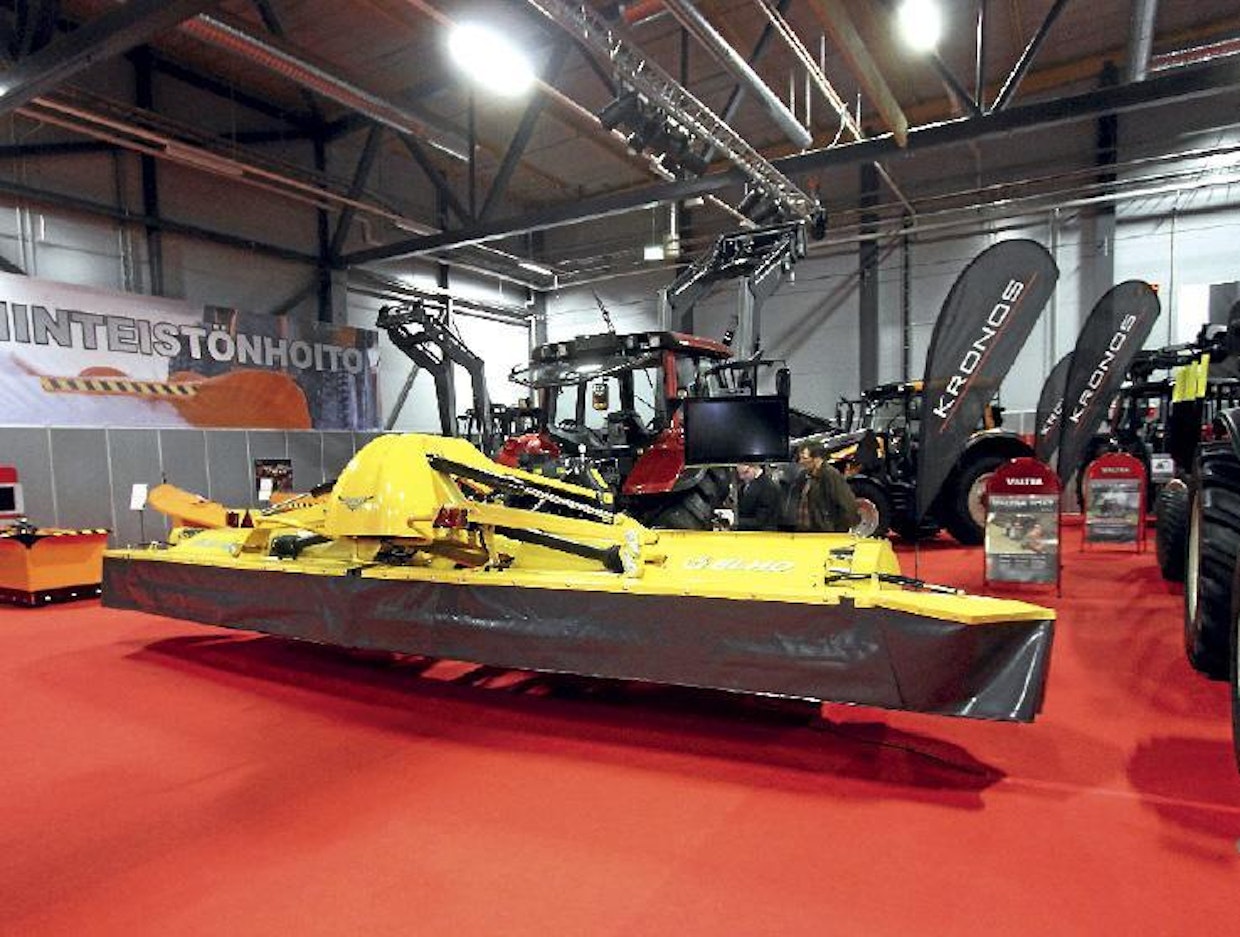 Elho Duett -niittomurskain tarvitsee vetokoneekseen taakseajolaitteella varustetun traktorin. Koneesta on kaksi mallia, tutun Hydro Balance -mallin rinnalla on uutena vaihtoehtona tarjolla Auto Balance. Se hoitaa niittomurskainyksikköjen kevennyksen hydraulisesti: automatiikka valvoo sekä asennusrungon peruskorkeutta että kummankin sivuyksikön asentoa ja kevennystä erikseen. Elhon automatiikka on suunniteltu toimimaan yhdessä sähköohjatuilla hydrauliikkaventiileillä varustetun Valtran kanssa. Elho-Duettin ohjausjärjestelmä ohjaa venttiilejä suoraan Valtran Can-väylän kautta. Koneessa on kaksi 3,7-metristä murskainyksikköä, jotka on kiinnitetty asennusrunkoon. Sivukoneet voidaan kuljetuksen ajaksi nostaa ylös. Koneen laitto työ- tai kuljetusasentoon tapahtuu yhdellä napin painalluksella: automaatikka avaa ja sulkee lukot ja nostaa tai laskee päätysuojat sekä sivuyksiköt. Elho Oy (UO).