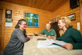 Johanna Simanainen (oikealla) kannustaa ikääntyviä metsänomistajia ottamaan metsän omistusjärjestelyt ajoissa puheeksi. Reino ja Marika Jauhiainen tekivät sukupolvenvaihdoksen tänä vuonna.
