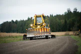 Vettynyttä soratietä ei kannata höylätä, sillä raskas höyläyskalusto vain pehmittää entisestään tien pintaa ja heikentää sen kuntoa sekä ajettavuutta.