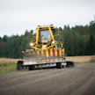 Vettynyttä soratietä ei kannata höylätä, sillä raskas höyläyskalusto vain pehmittää entisestään tien pintaa ja heikentää sen kuntoa sekä ajettavuutta.
