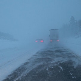 Saksassa moottoriteitä on jouduttu sulkemaan lumen ja pakkasen takia. Kuvan tie on Suomesta.
