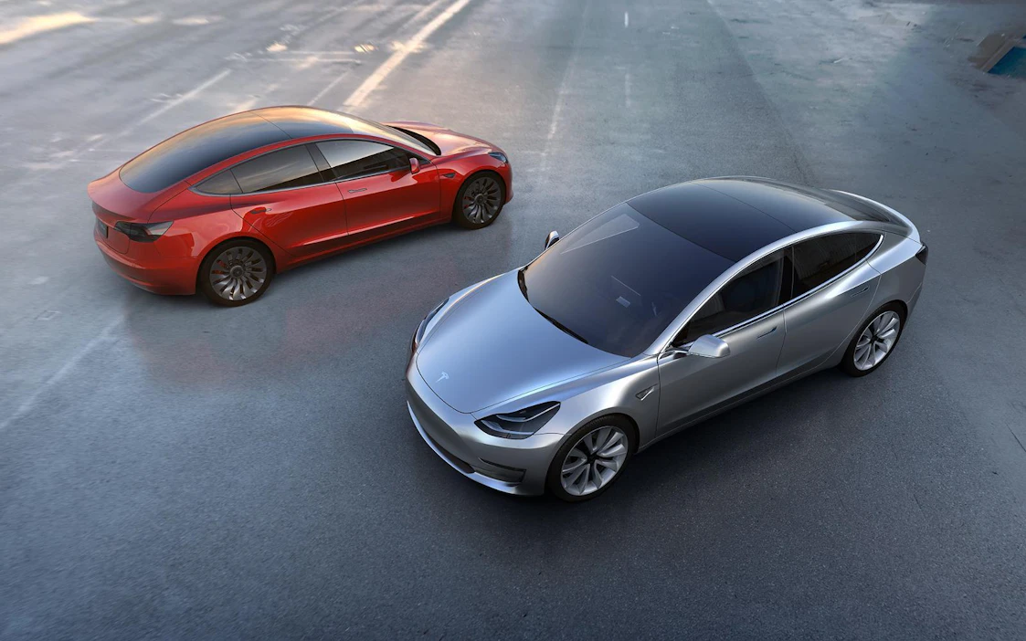 Teslan uutta Model 3:aa on markkinoitu huokeampana "kansanautona" aiempiin malleihin verrattuna. Se kiihtyy nollasta lähes sataan alle kuudessa sekunnissa. Model 3 tulee tuotantoon tämän vuoden aikana.