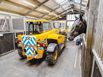 JCB:n ensimmäisen täysin sähkökäyttöisen kurottaja, 505-20E, soveltuu käytettäväksi esimerkiksi kotieläinsuojissa, jossa moottorin ääni ja pakokaasut aiheuttavat haittaa.