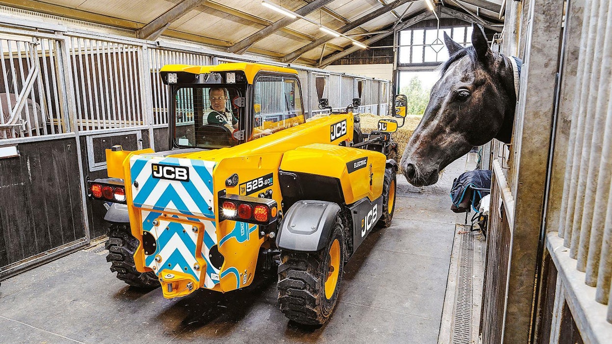 JCB:n ensimmäisen täysin sähkökäyttöisen kurottaja, 505-20E, soveltuu käytettäväksi esimerkiksi kotieläinsuojissa, jossa moottorin ääni ja pakokaasut aiheuttavat haittaa.