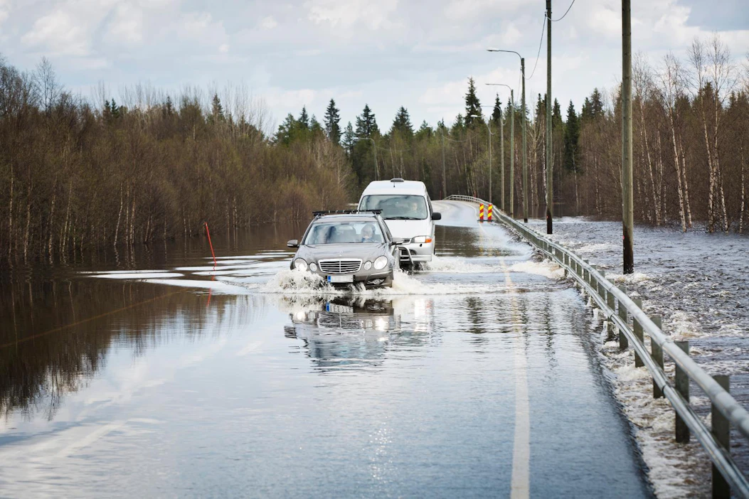 Kittilässä tulvi viime toukokuussa. Ilmastonmuutos lieventää lumien sulamisesta johtuvia tulvia, kun taas vesisateiden lisääntyminen kasvattaa muita tulvia.